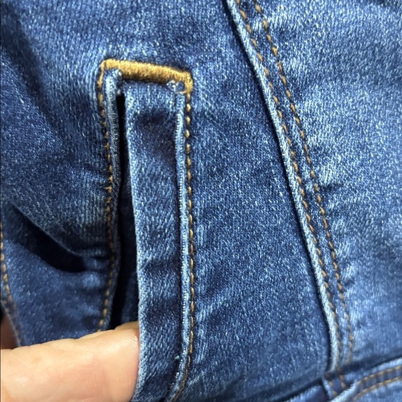 Comfort Denim Jean jacket,hip pockets, silver buttons, faux chest pockets - Picture 2 of 7